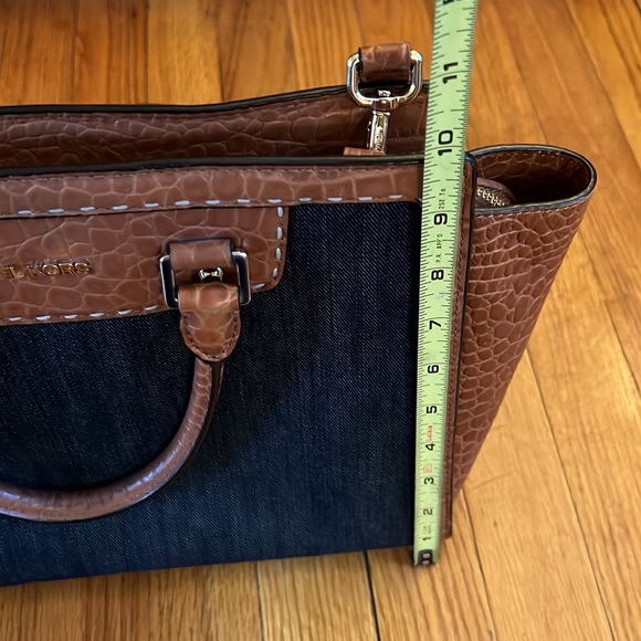 Michael Kors Denim and Crocodile Stamped Leather Bag with Crossbody Strap. 🐊 - Picture 11 of 15